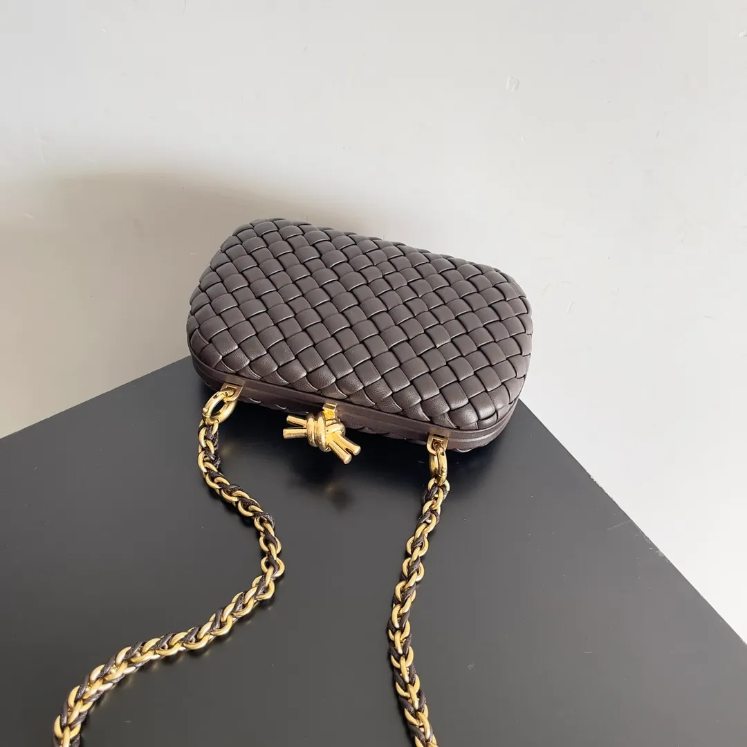 Batch 2260 BOTTEGA VENETA KNOT evening bag chain version for women is now on the market! Delicate and elegant, soft and powerful, this bag is definitely a representative of intellectual women. As an evergreen model of BV, the blessing of the chain is the icing on the cake. The classic weaving once again interprets the unique craftsmanship (the chain can be disassembled separately). Style number: 776662 Size: 19*11.5*5cm